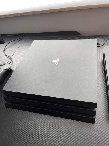 Zdjęcie oferty: Ps4 Pro 1TB z padem/okablowaniem stan idealny