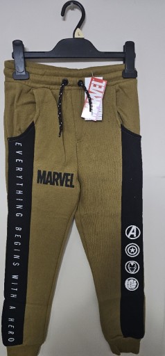 Zdjęcie oferty: Spodnie dresowe Marvel R.146