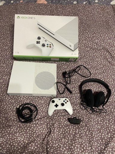 Zdjęcie oferty: Xbox One S 1TB + sluchawki