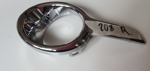 Zdjęcie oferty: Ramka chrom prawy halogen Peugeot 208