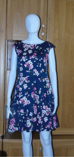 Zdjęcie oferty: Granatowa sukienka w kwiaty - rozmiar 38