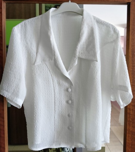 Zdjęcie oferty: Biała bluzka z wykładanym kołnierzykiem 