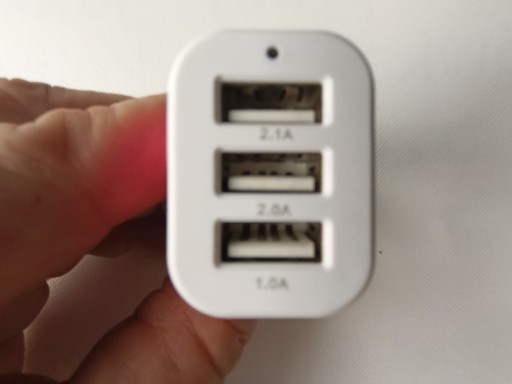 Zdjęcie oferty: Ładowarka 12V samochodowa 3xUSB na 5 V 2,1A 2A 1A z kontrolką LED.