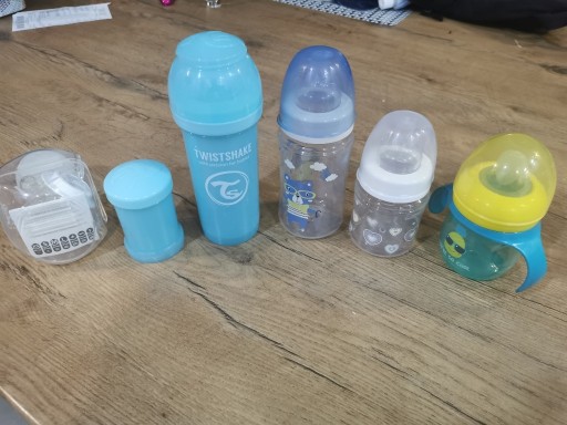 Zdjęcie oferty: Butelka niemowlęca zestaw 4 sztuk plus smoczki 