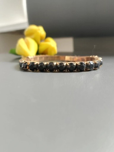 Zdjęcie oferty: Bransoletka z czarnymi cyrkoniami, na gumce
