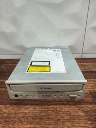 Zdjęcie oferty: Nagrywarka CD Yamaha CRW8424E na wejście IDE