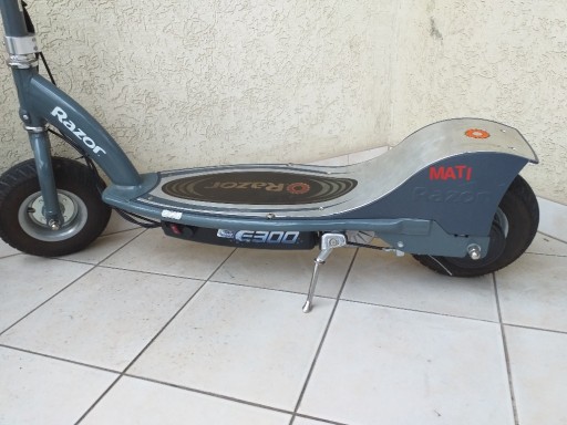 Zdjęcie oferty: Hulajnoga elektryczna Razor E300