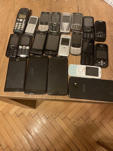 Zdjęcie oferty: DUŻY ZESTAW TELEFONÓW WIĘKSZOŚĆ SIĘ WŁĄCZA 