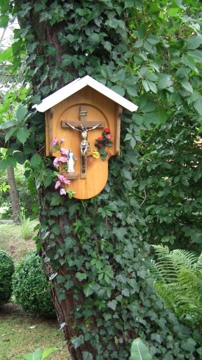 Zdjęcie oferty: Kapliczka drewniana , Jezus na krzyżu,Matka Boska