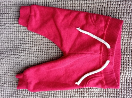 Zdjęcie oferty: Spodnie czerwone  roz.0-3 miesięcy fir.Primark