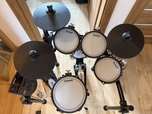 Zdjęcie oferty: Alesis Surge Kit Mesh SE Perkusja elektroniczna + statyw,maty,dywan,palki