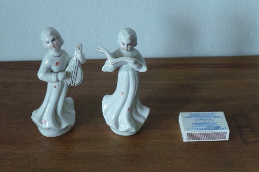 Zdjęcie oferty: Dwie figurki dziewczynek, "grająca" i "śpiewająca"