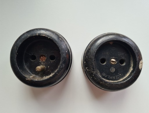 Zdjęcie oferty: gniazdko wtykowe bakelit PRL, A-19 A-22 (razem 2 szt.) MADE IN POLAND