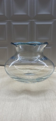Zdjęcie oferty: Wazon szklany z brzegiem niebieskim