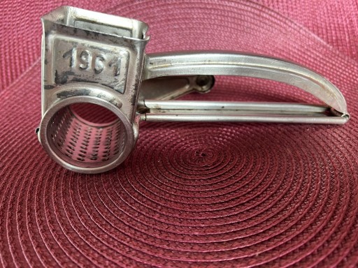 Zdjęcie oferty: Zabytkowa tarka do orzechów, sera. PIOM POLAND PRL