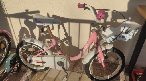 Zdjęcie oferty: Rowerek dziewczęcy 16" z kołami podporowymi i siodełkiem dla lalki