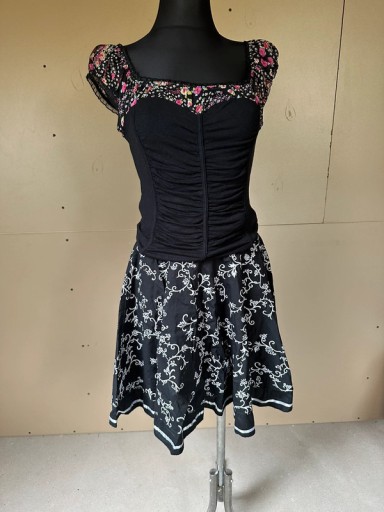 Zdjęcie oferty: Spódnica czarna na gumkę w kwiatowy wzór M/38