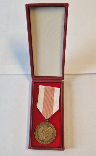 Zdjęcie oferty: medal Za Zasługi dla Obronności Kraju + etui