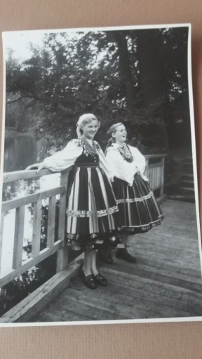 Zdjęcie oferty: Stare zdjęcia - dziewczęta w stroju łowickim i ...