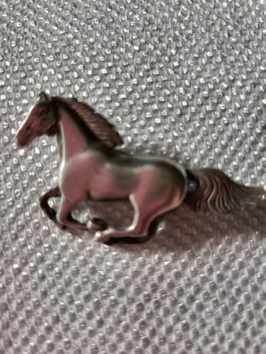 Zdjęcie oferty: Koń w galopie broszka srebrna próba 925