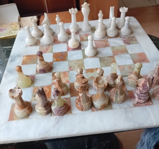 Zdjęcie oferty: Piękne szachy z kamienia. Wykonane z onyksu.