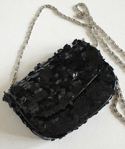 Zdjęcie oferty: Mała czarna torebka z cekinów na łańcuszku