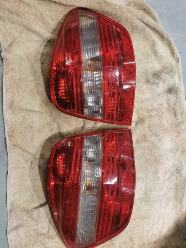 Zdjęcie oferty: Lampy tył Mercedes ML W 164 1x bdb 1x uszk.Srebrne