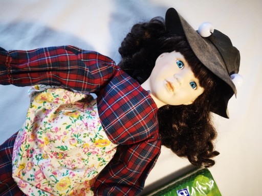 Zdjęcie oferty: Sygnowana wysoka lalka z kapeluszem Porcelain doll