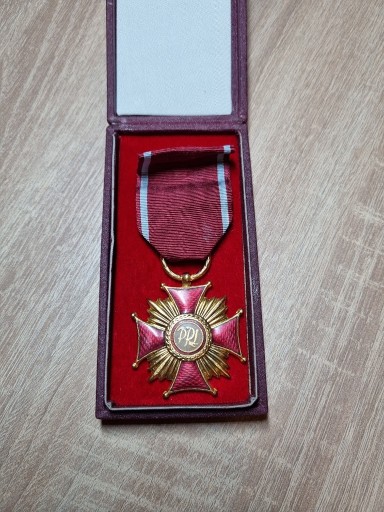 Zdjęcie oferty: Złoty Krzyż Zasługi PRL orginał z etui