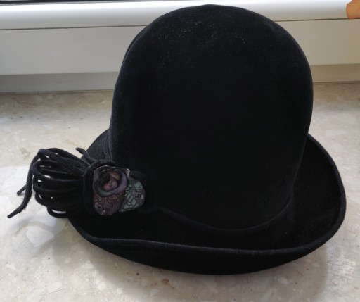 Zdjęcie oferty: Czarny kapelusz z piękną brożką
