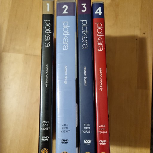 Zdjęcie oferty: Plotkara, Sezon 1+2+3+4, 22x DVD