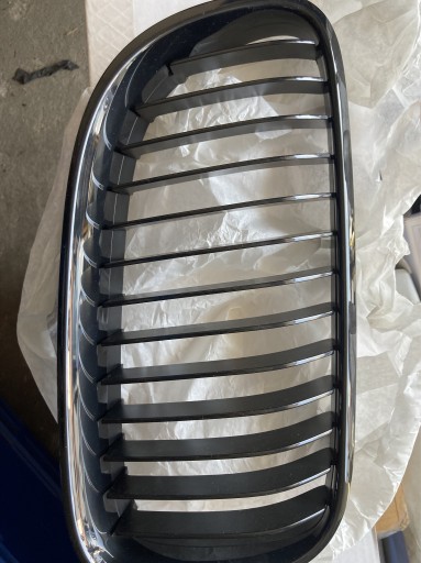 Zdjęcie oferty: BMW nerka atrapa grill prawa E92 51137254972