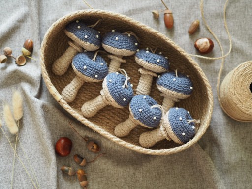 Zdjęcie oferty: Zestaw 8 szydełkowanych grzybków w koszyku z juty