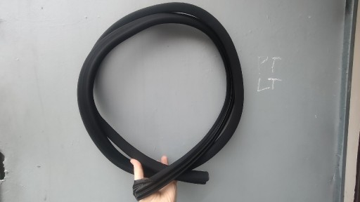 Zdjęcie oferty: Oryginalna uszczelka drzwi krawędzi dachu welur Mercedes w124