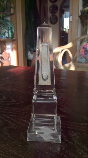 Zdjęcie oferty: Piękny kryształowy obelisk z termometrem (648)