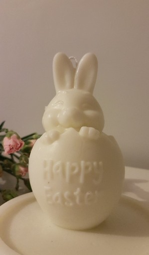 Zdjęcie oferty: Świeca sojowa królik wychodzący z jajka Wielkanoc 