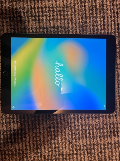 Zdjęcie oferty: iPad 8 generacji z etui i klawiaturą Bluetooth 