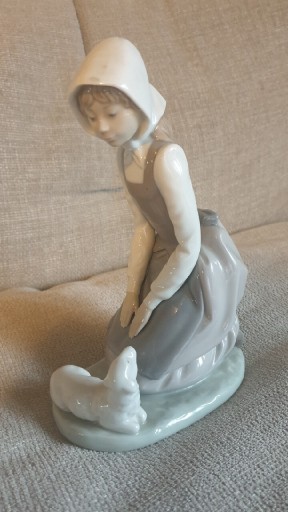 Zdjęcie oferty: NAO Lladro Dziewczynka klęczaca z owieczką 21cm