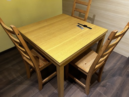 Zdjęcie oferty: Stół z czterema krzesłami do jadalni lub salonu