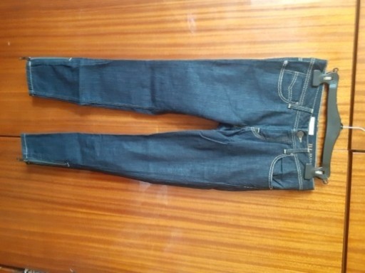 Zdjęcie oferty: Damskie granatowe jeansy Burberry - stan idealny