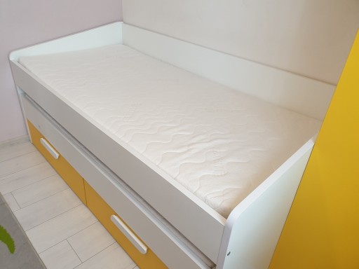 Zdjęcie oferty: Łóżko dziecięce- żółte z materacem 