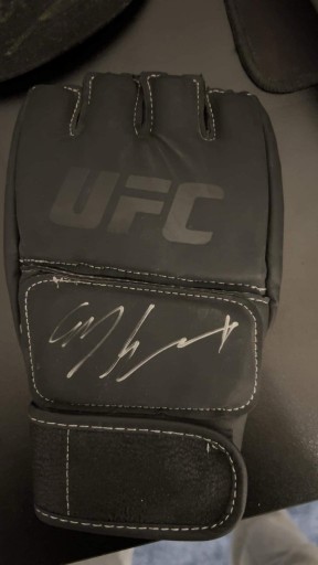 Zdjęcie oferty: Rękawica UFC z podpisem Codiego Garbrandta
