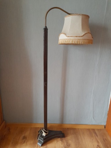 Zdjęcie oferty: Lampa podłogowa z drewnianą podstawą