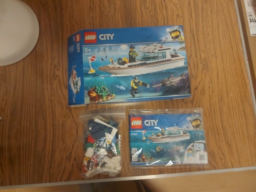 Zdjęcie oferty: LEGO City 60221 Jacht pudełko! (UŻYWANY)