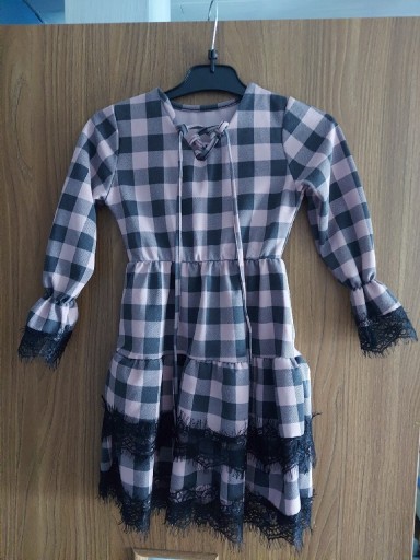Zdjęcie oferty: Sukienka w kratkę blady róż czarna koronka 104/110