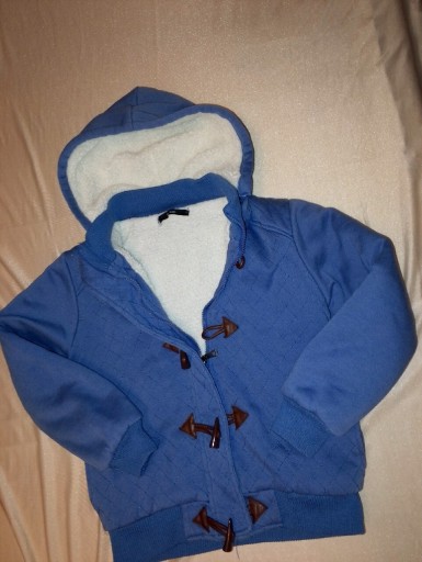 Zdjęcie oferty: Ciepła kurtka bomberka z odsuwanym kapturem 128