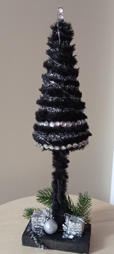 Zdjęcie oferty: Czarna choinka ze srebrnymi dodatkami i lampkami led,handmade 