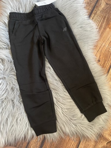 Zdjęcie oferty: Nowe spodnie 4F r.122 czarne
