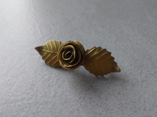 Zdjęcie oferty: Broszka - róża z listkami - kolor złoty vintage