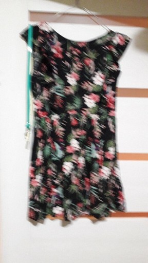 Zdjęcie oferty: Sukienka 164 cm -Reserved na czarnym tle kwiaty
